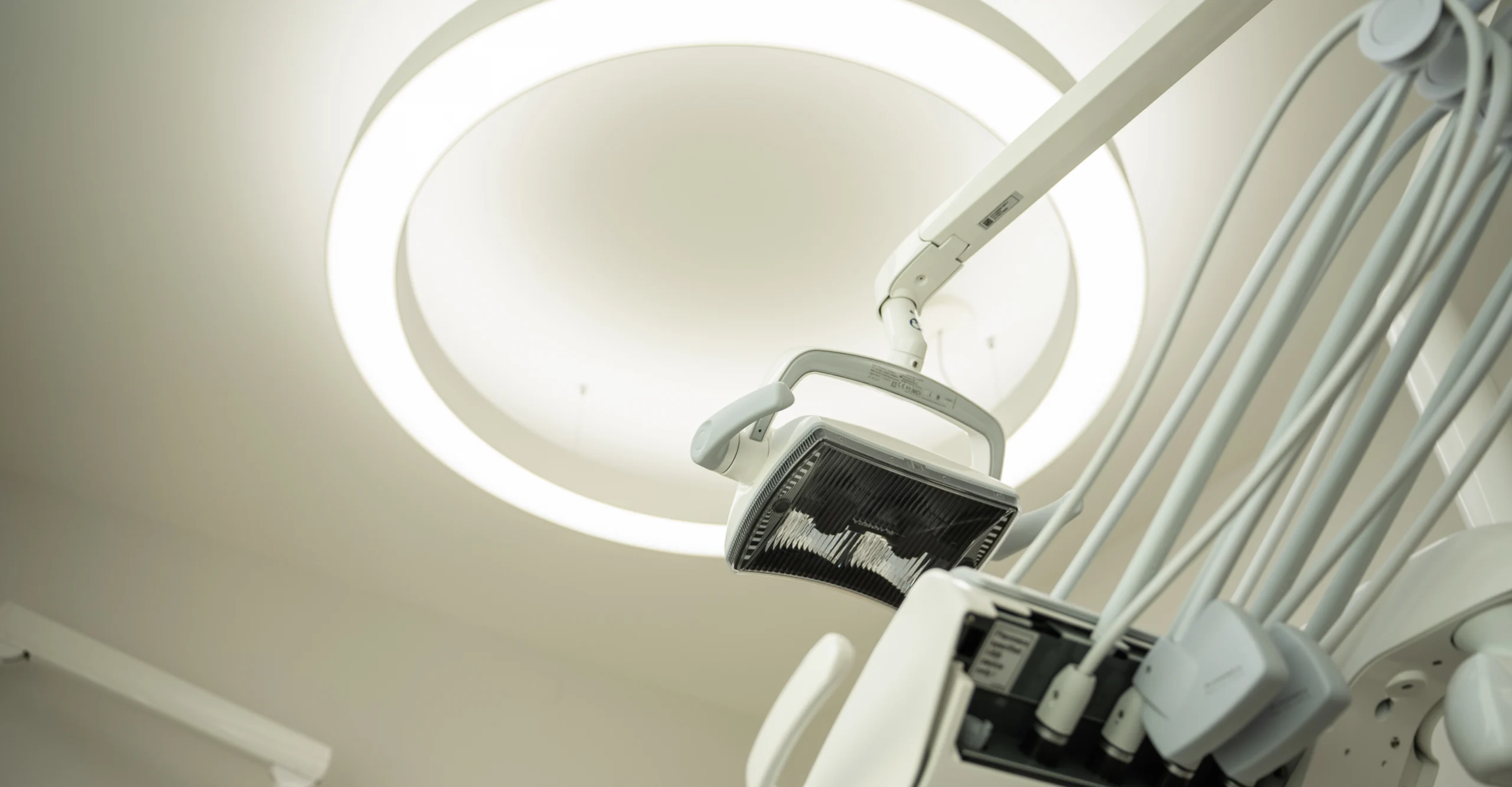 archident-strasbourg-traitement-implant-dentaire-scaled Accueil  Drs Rhein, Rose & Hammami | Chirurgiens-dentistes Strasbourg