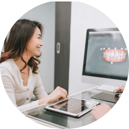consultation-dentiste-patient-robertsau Implantologie  Drs Rhein, Rose & Hammami | Chirurgiens-dentistes Strasbourg